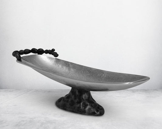 This oval aluminium bowl finished in nickel & grey brings a rich contemporary look to your living or dining room . It is perfect for serving appetisers & starters making the presentation very stylish.