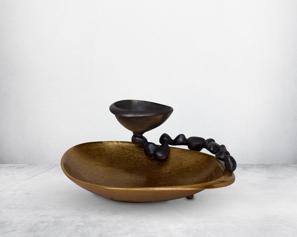 This aluminium platter finished in gold & grey brings a rich contemporary look to your living or dining room . It is perfect for serving appetisers & starters making the presentation very stylish. small