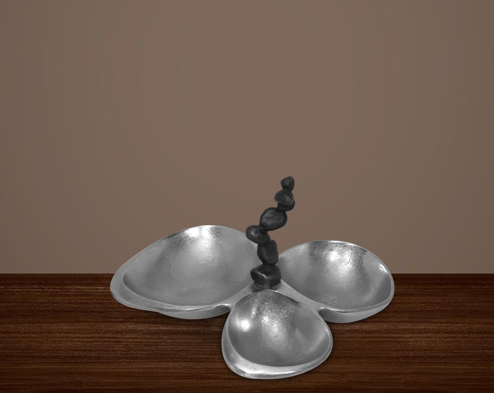 This attractive nickel finished aluminum tri bowl makes for a perfect serving for any occasion. It features three bowls to have condiments with a swirl handle design for easy handling.