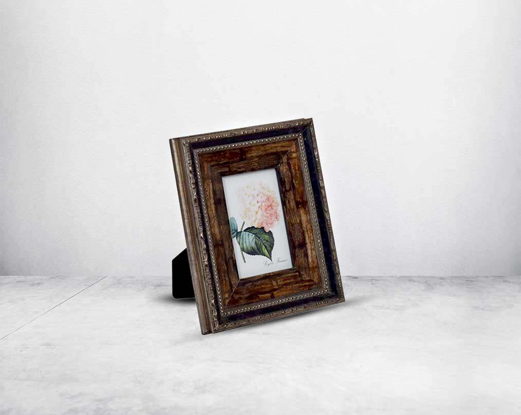 Photo frame in wood with decorative border in classic design.