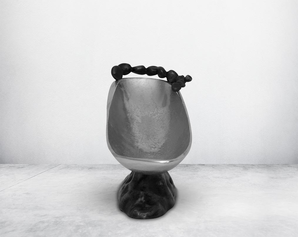 This oval aluminium bowl finished in nickel & grey brings a rich contemporary look to your living or dining room . It is perfect for serving appetisers & starters making the presentation very stylish.