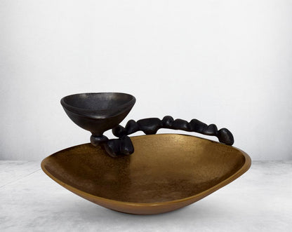 This aluminium platter finished in gold & grey brings a rich contemporary look to your living or dining room . It is perfect for serving appetisers & starters making the presentation very stylish. large 