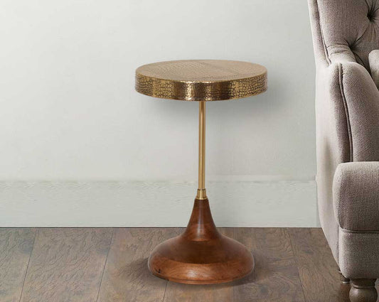 This beautiful end table comes in a croc-etched design with a matte antique brass top with an exquisite classic wooden base design. with sofa 