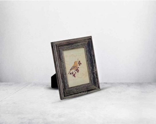 Photo frame in wood with decorative border in classic design.