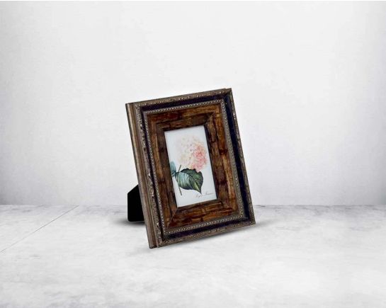 Photo frame in wood with decorative border in classic design.