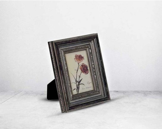 Photo frame in wood with decorative border in classic design.
