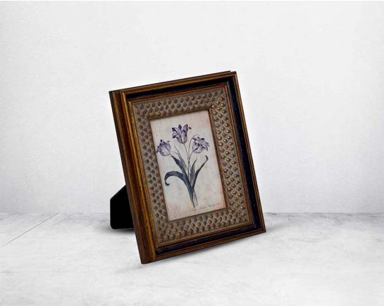Photo frame in wood with decorative border in classic design.