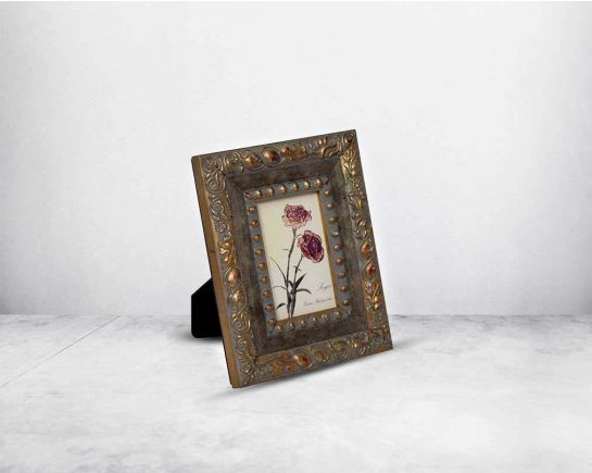 Photo frame in wood with decorative border in classic design.