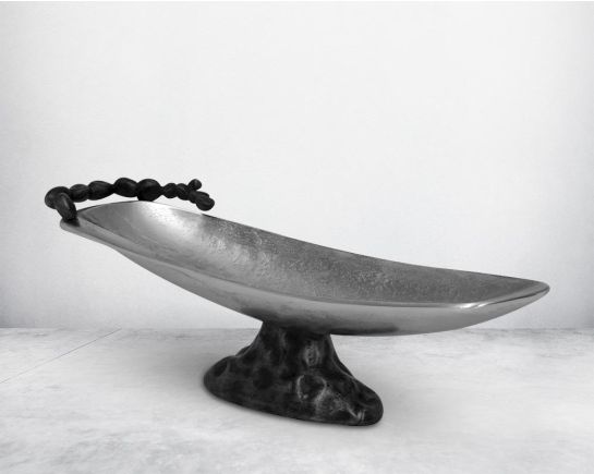 This oval aluminium bowl finished in nickel & grey brings a rich contemporary look to your living or dining room . It is perfect for serving appetisers & starters making the presentation very stylish.