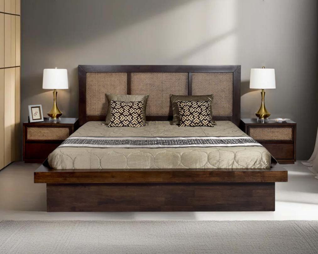 This king-size bed lends tranquility with its natural & rustic style. It has a bamboo knitted headboard finished in dark oak. There is a provision for hydraulic storage. Bedside table with 2 drawers in dark walnut & bamboo knitted drawer.